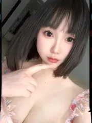 肤白短发大胸妹子