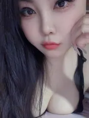 春节不休息大奶妹