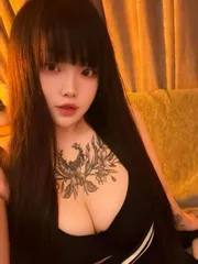 前凸后翘嫩妹珊珊