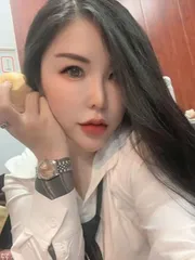 栖霞性感肥臀巨乳