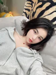 身材纤细短发御姐老师
