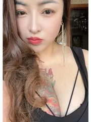 纹身大奶美少妇
