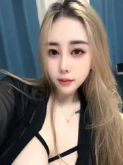绝绝子巨乳美女