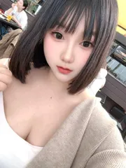 呆萌短发清纯妹子