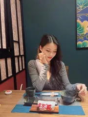 黑丝翘臀美女
